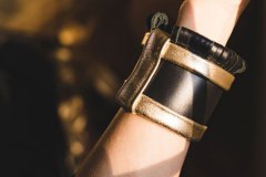 Synergia Collection - Bangle in black vegetable tanned leather and gold laminated leather